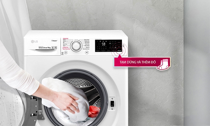 Máy giặt LG 9 kg FC1409S4W thêm đồ khi giặt